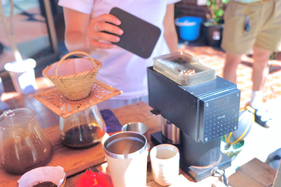 コーヒーを淹れている人