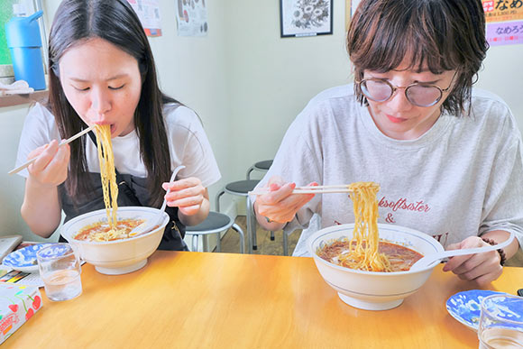 タンタンメンを食べる女性
