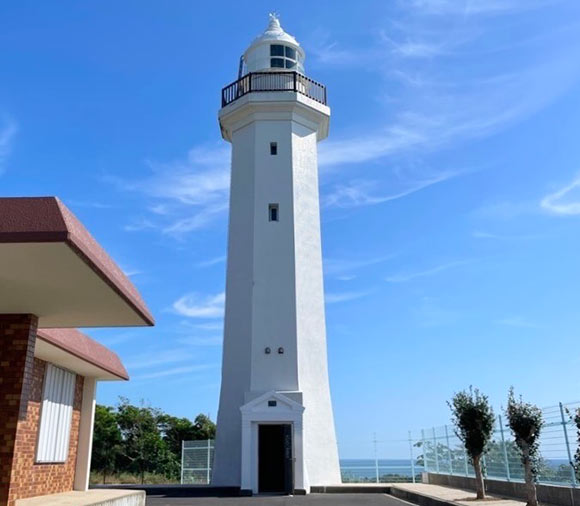 海辺に建つ白い灯台