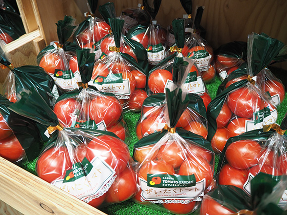 陳列された袋詰めのトマト