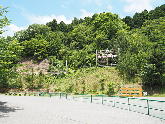 山中にあるアスレチック