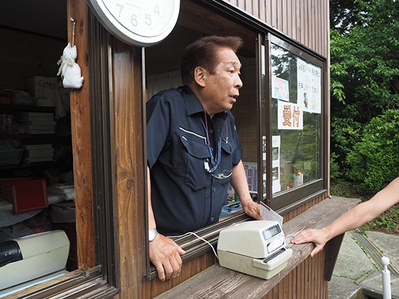 説明しているスタッフ