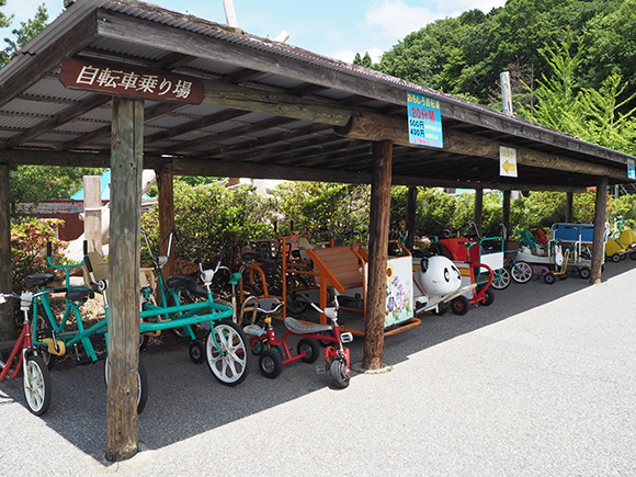 ユニークな自転車が並んでいる様子