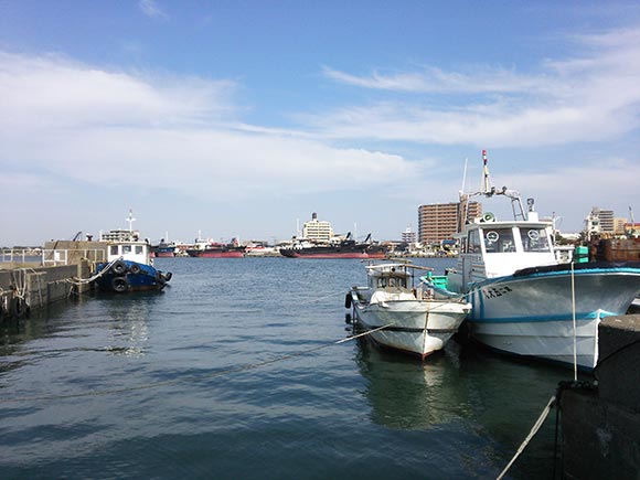 海と停泊している船