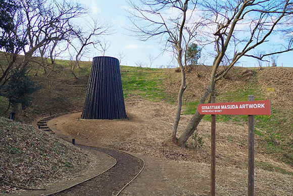 道の先に見える黒い煙突のような建物