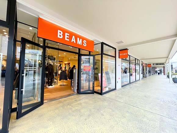 BEAMSと書かれた看板の店