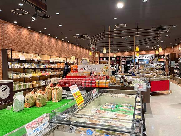 食品やお土産品が並ぶ店内