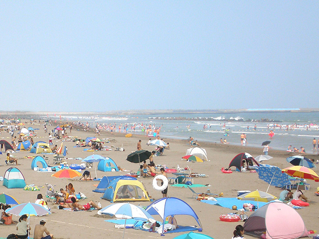 大勢の人で賑わう海水浴場