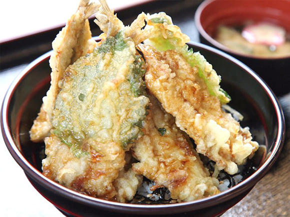 いわしや野菜の天ぷらが盛られた天丼