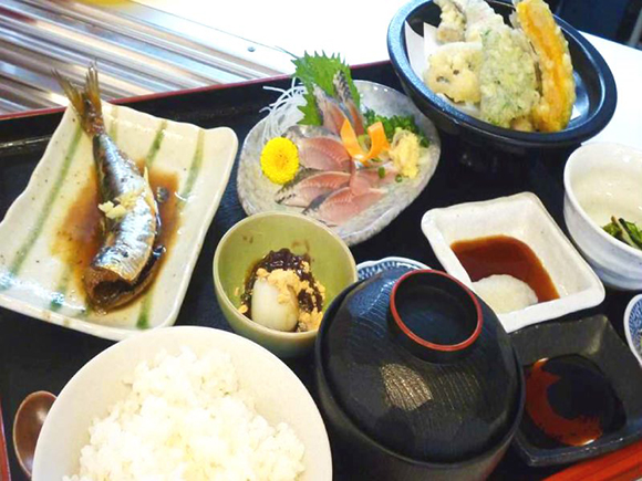 鰯の天ぷらや刺身が楽しめる定食