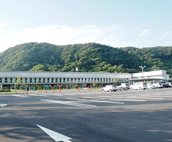 保田小学校の外観と駐車場