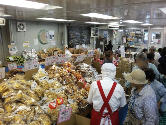 たくさんのお菓子が並ぶ店内