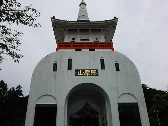中国の寺院のような山門