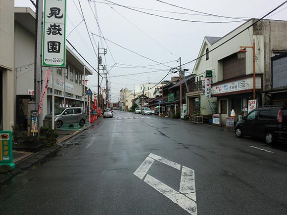 お店などがある広い通り