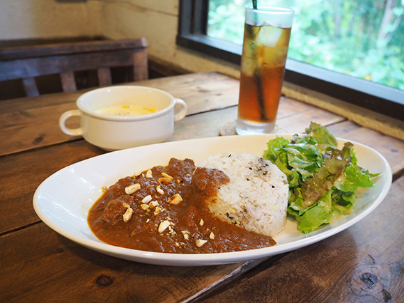 カレーライスとスープと飲み物