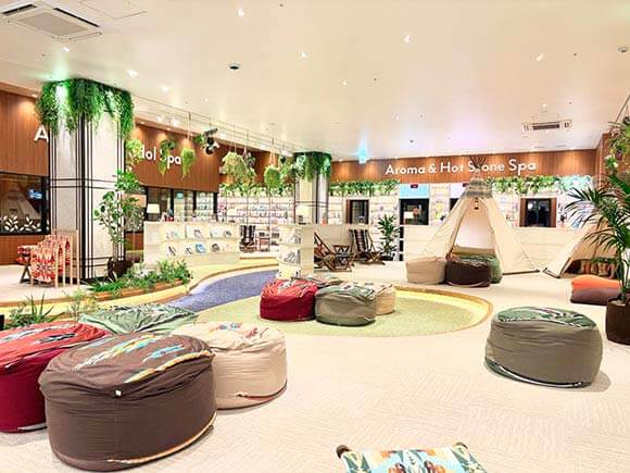 おしゃれなラウンジ