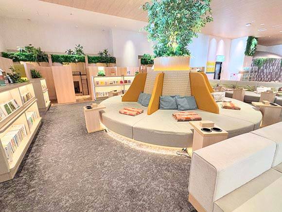 緑のオブジェがあるラウンジ