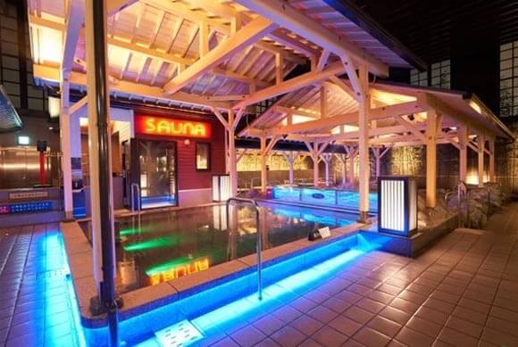 青いライティングが目を引く露天風呂