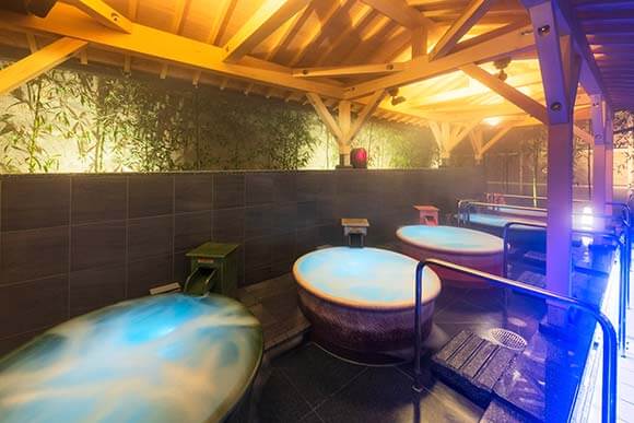 露天エリアに並ぶ壺湯