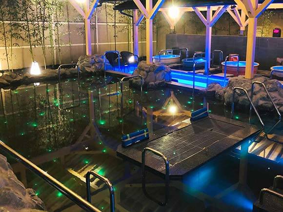 緑色にぼんやり光る露天風呂