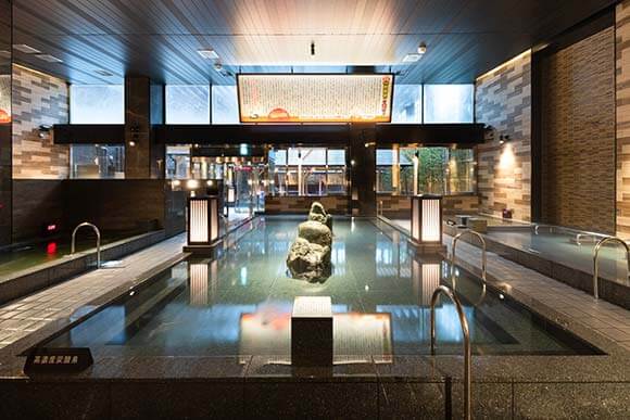 大きな石造りの内風呂