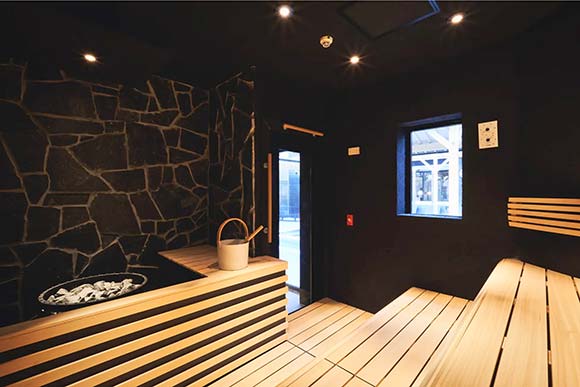 シックな雰囲気のサウナ