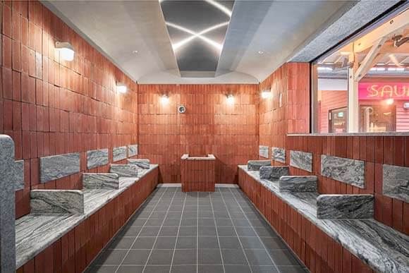 あたたかみのある色合いのサウナ