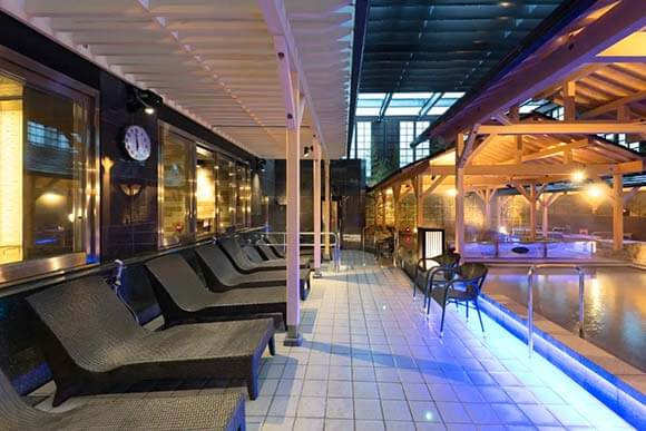 露天エリアに並ぶ椅子