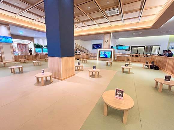 ちゃぶ台が並ぶ休憩スペース