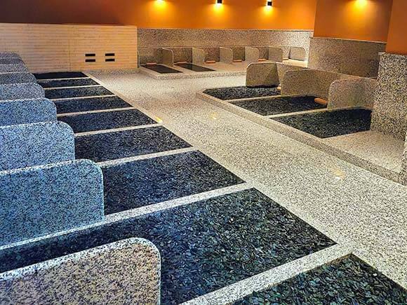 黒い石を使った岩盤浴