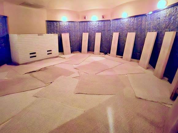 たくさんの板が並んだサウナ