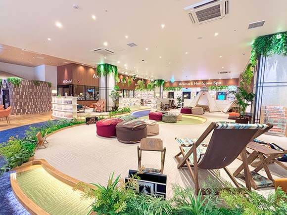 緑のオブジェに囲まれたラウンジ