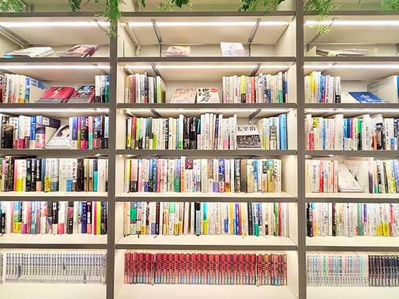 たくさんの本が並ぶ棚
