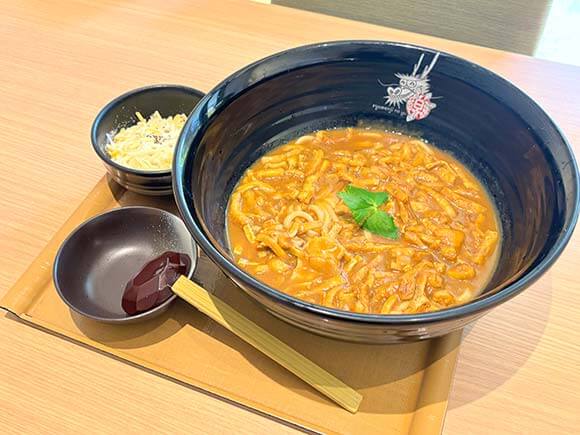 黒い大きい器に盛られたカレーうどん
