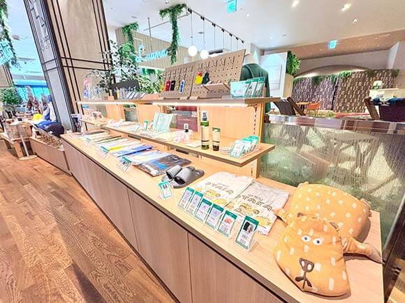 おしゃれなグッズが並ぶ棚