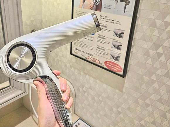 ドライヤーを持つ手