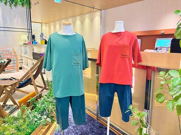 赤や緑色のTシャツの館内着