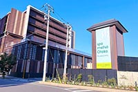 茶色の大きな建物