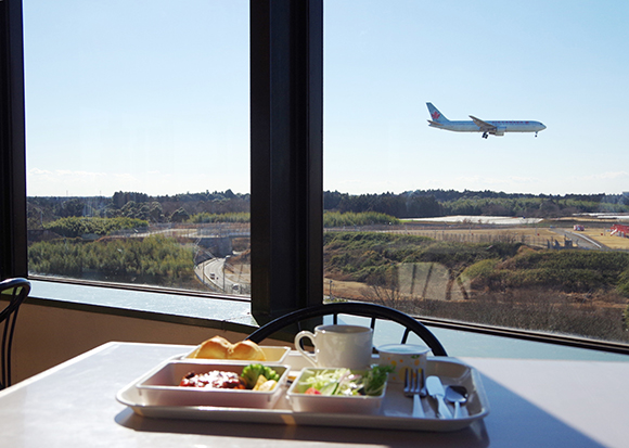 飛行機を背景に味わう機内食