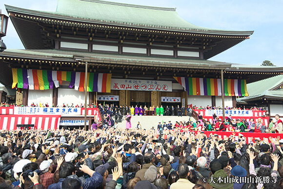 豆まきに手を伸ばす沢山の参拝客