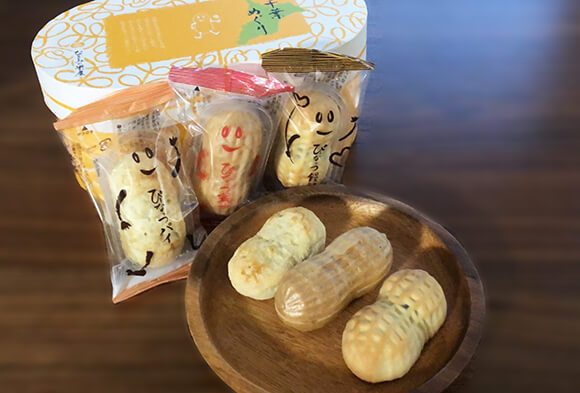 ピーナッツ型の菓子と顔が描かれた袋