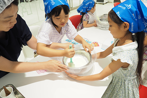 材料を混ぜる親子