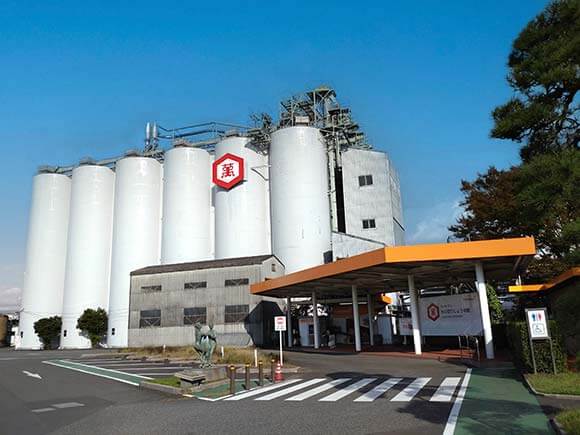 巨大なタンクが並ぶ工場