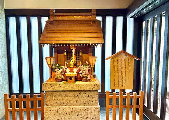 屋内にある小さな神社