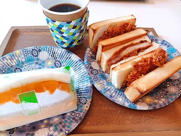 紙皿に盛られたサンドイッチ