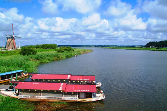 印旛沼と赤い屋根の舟