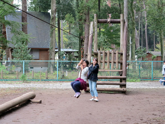 アスレチックで遊ぶ子ども