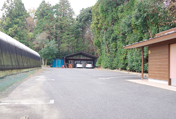 アスファルトの駐車場