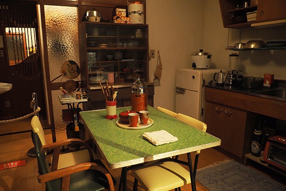 昭和の家具家電が並ぶ台所