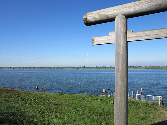 鳥居越しに見える海